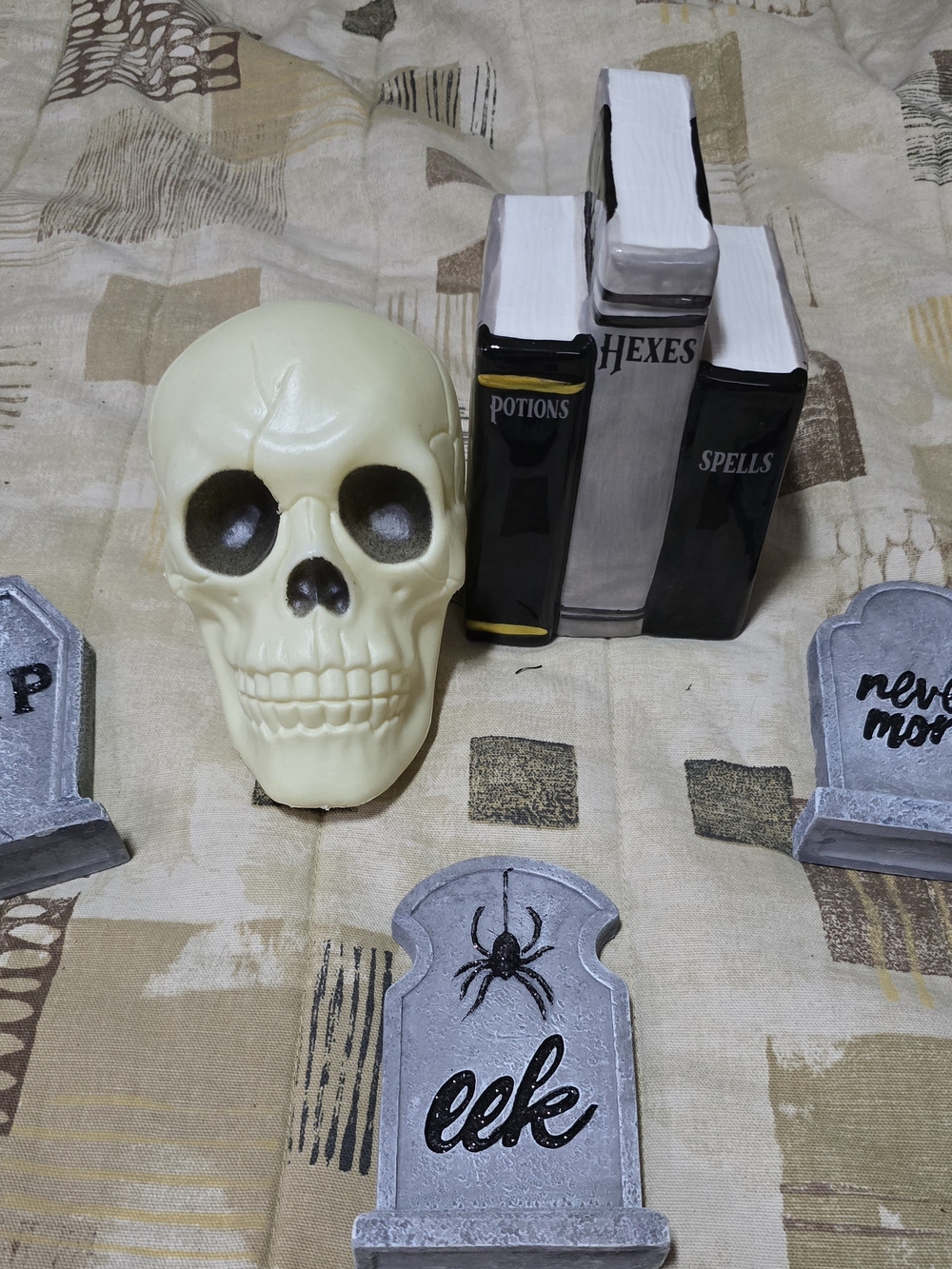 Source Unknown Cream Skull Accent with Black Eye Sockets